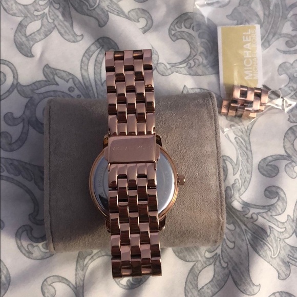 Michael Kors Rose Gold watch - Picture 3 of 4